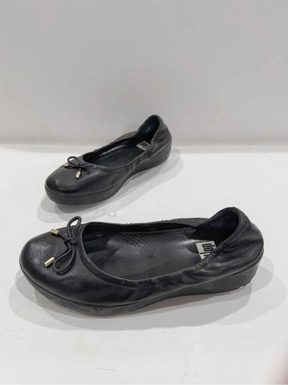 FitFlop Women 8 Black Leather Bow Ballet Flats Low Wedge Preppy Casual